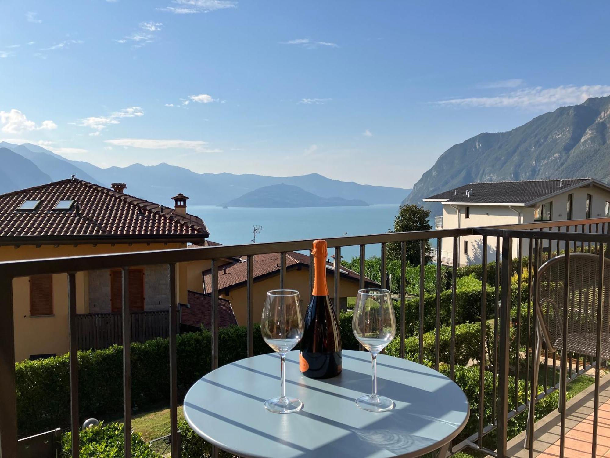Happy Guest Apartments - Lake View And Pool Riva di Solto Exterior foto