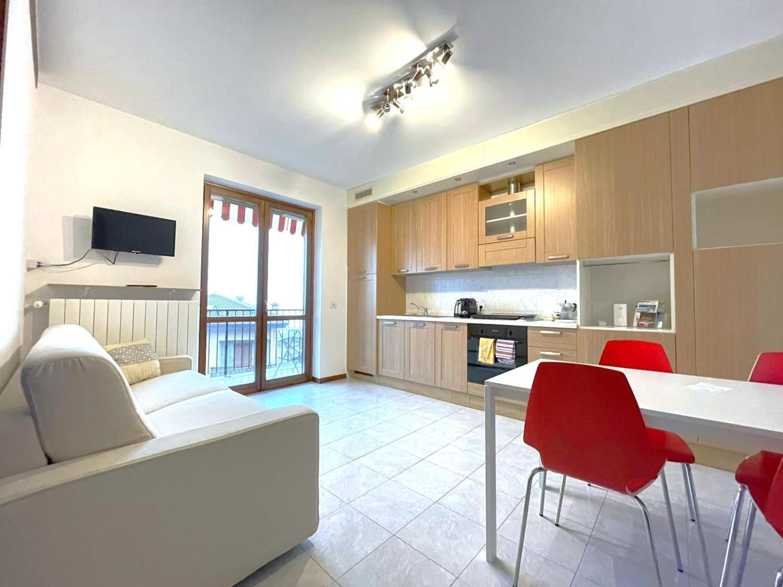 Happy Guest Apartments - Lake View And Pool Riva di Solto Exterior foto