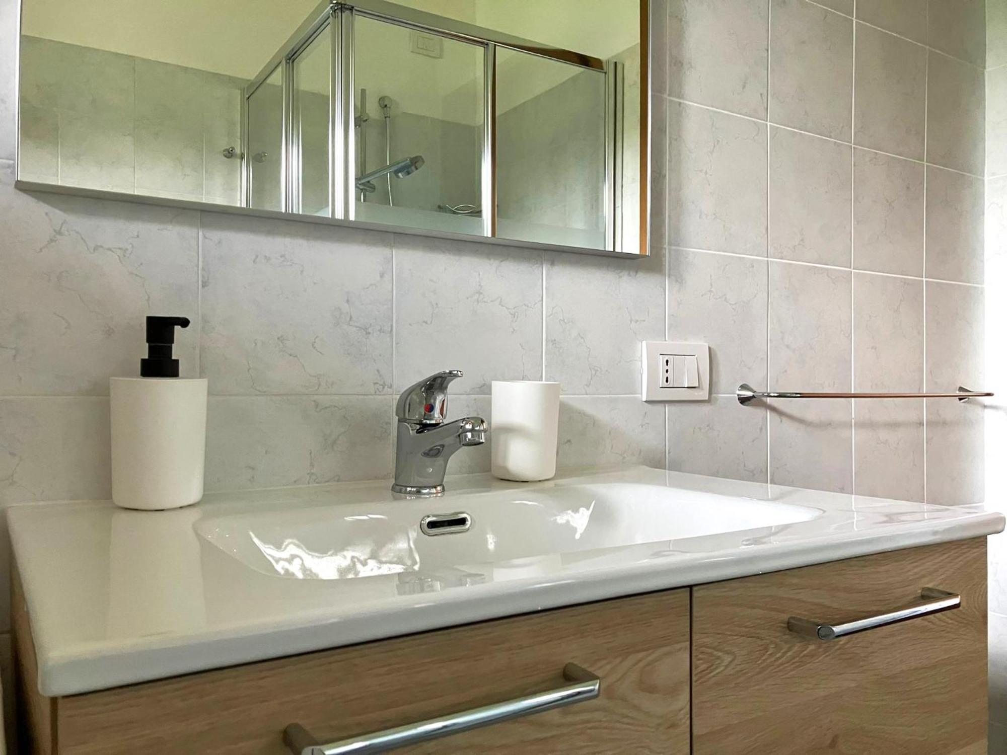 Happy Guest Apartments - Lake View And Pool Riva di Solto Exterior foto